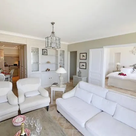 Apartment Bord De - Ac, Wifi, Chic, Sea View, 2 Minutes Walk Antibes