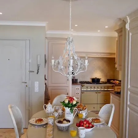 Bord De - Ac, Wifi, Chic, Sea View, 2 Minutes Walk شقة أنتيب